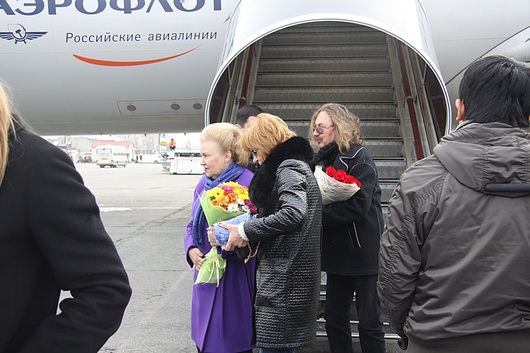 Игорь Николаев с мамой прилетел в Южно-Сахалинск