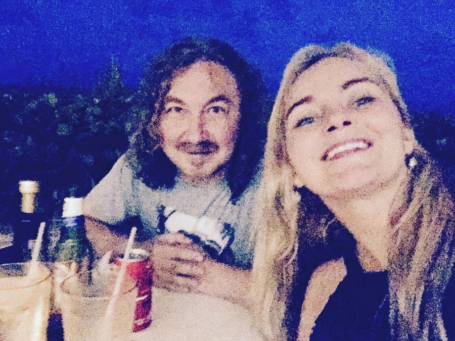 Игорь Николаев и старшая дочь Юлия igor_nikolaev_music Плохое качество снимка, но хорошее качество отношений между дочкой и папой. Вот такое селфи)